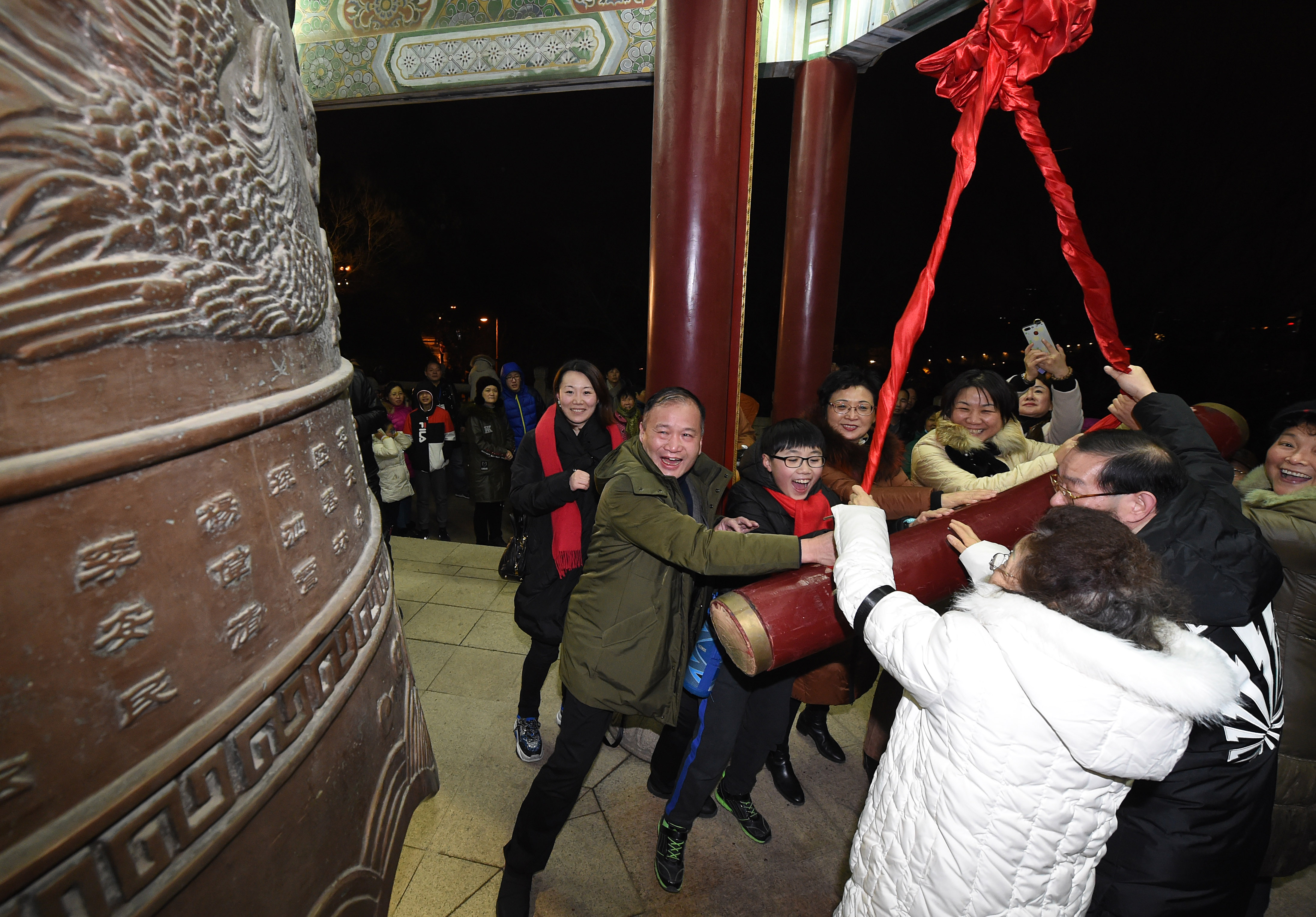 南京市民撞钟迎新年(2)