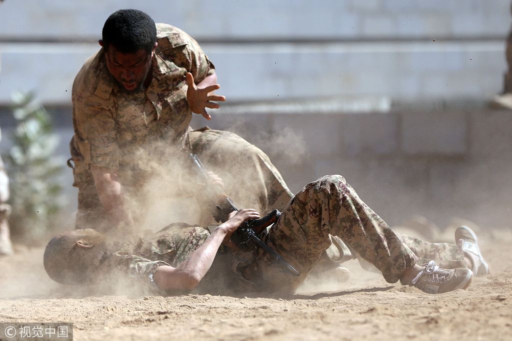 也门士兵参加毕业典礼 现场表演散打绝技