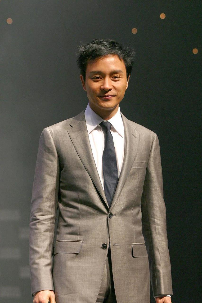 张国荣是一个不朽的传奇,他用他的声音和表演才华征服了全球无数歌迷