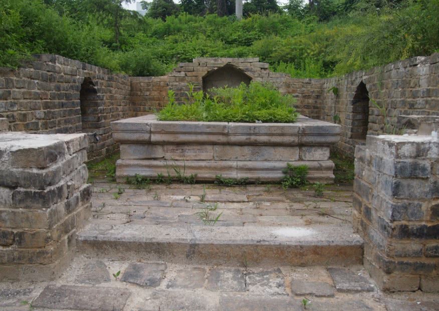 专家发掘辽国公主墓,揭开胸前衣服后竟流出神秘液体,紧急退出!