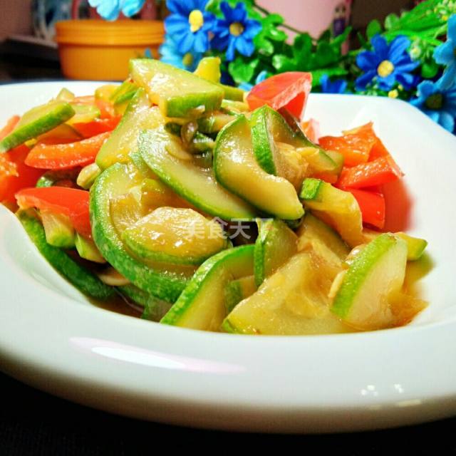 颜色诱人的角瓜炒红椒,简单好吃
