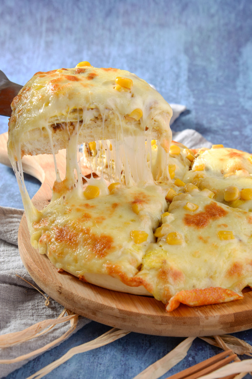 三餐要正常吃,一次不要吃太饱,最好的饱腹状态就是8分饱.