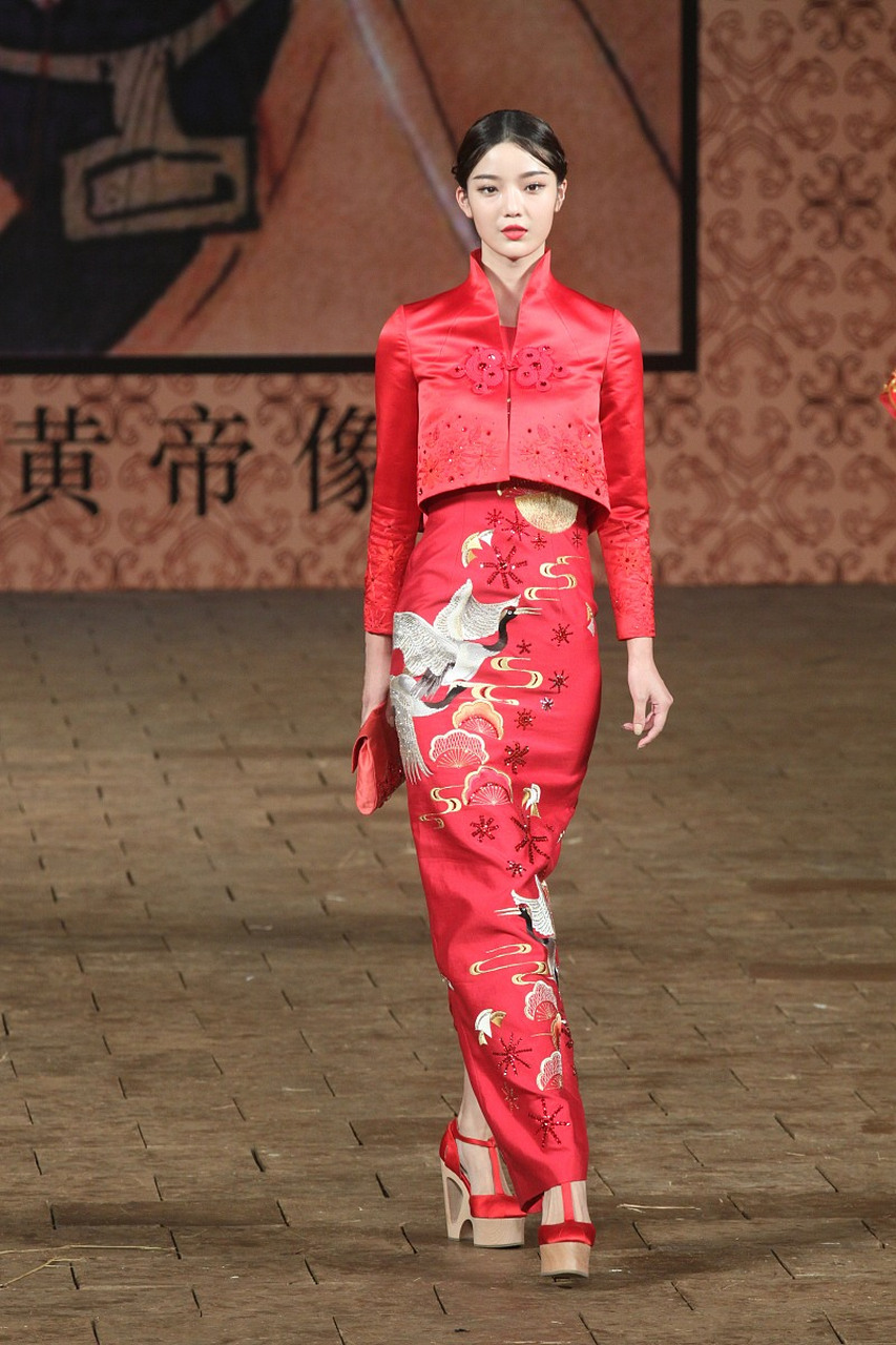 粤绣所用之线种类繁多,除常规所用的绒线,金银线,丝线之外,曾将孔雀的