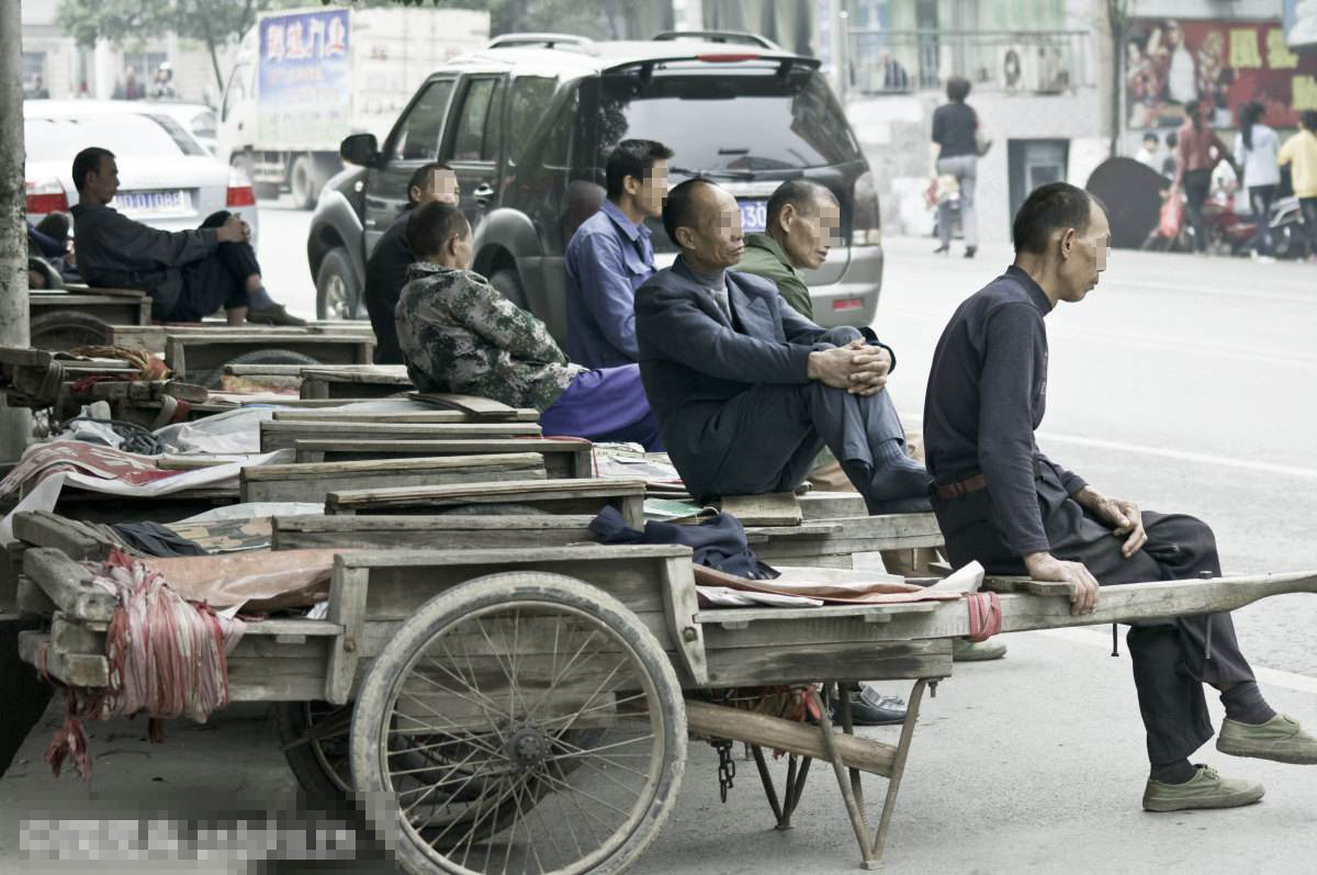 老民工拉板车蹭伤豪车,车主抄起铁棍走向民工,路人:下手轻了