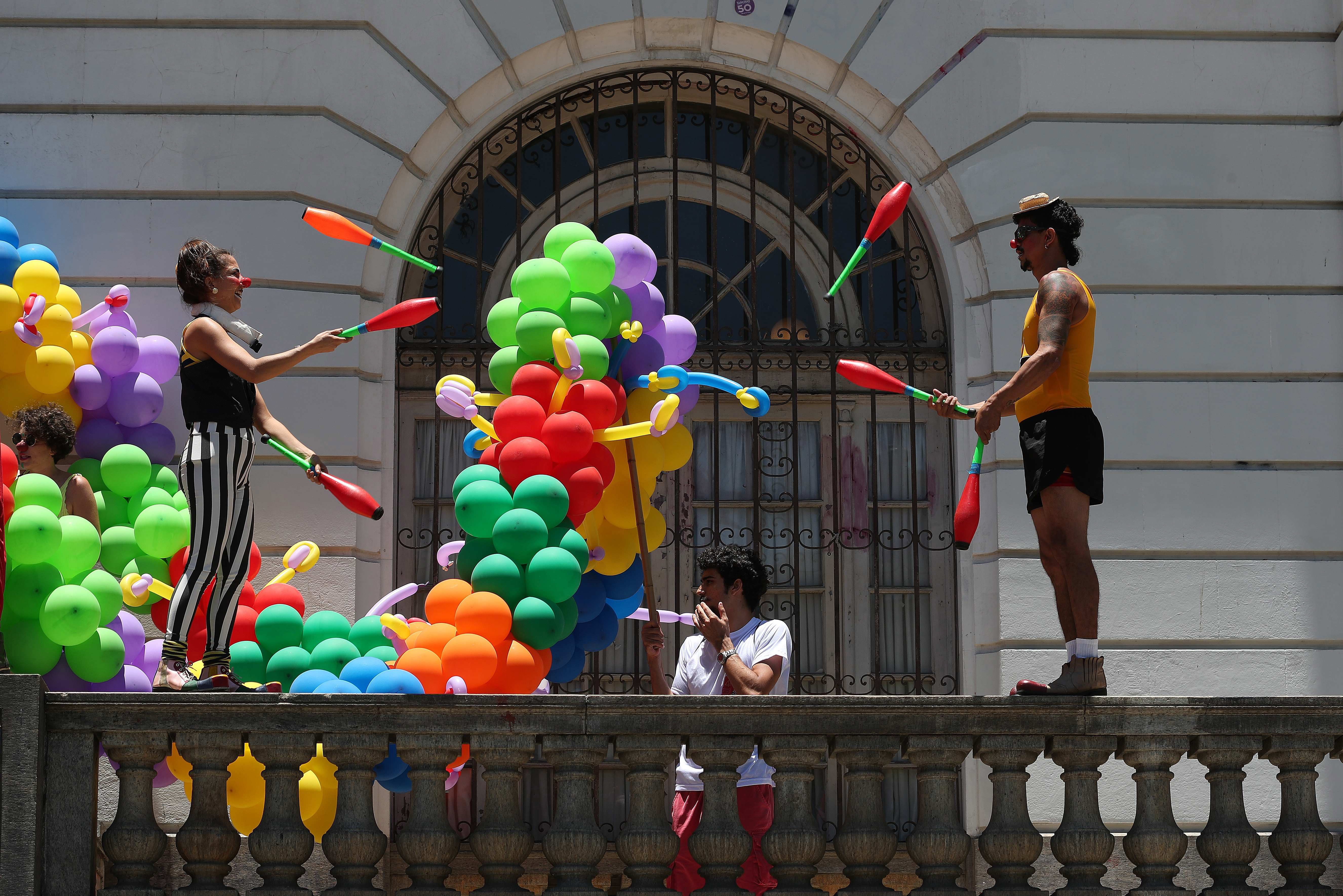 12月10日,在巴西里约热内卢,小丑在街头表演