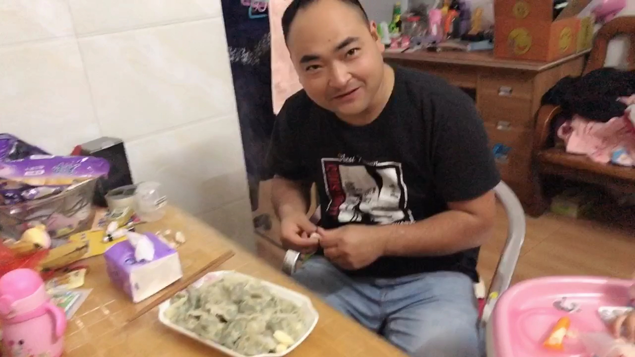 宝妈带14个月的宝宝在家包饺子,3种馅的你们喜欢哪一种?