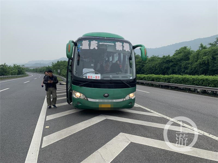 高速上怎么停了辆大客车?都是"新手"惹的祸