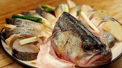 清蒸鲈鱼最好吃的做法,最关键的三步,鱼肉不老不腥,上桌就抢光