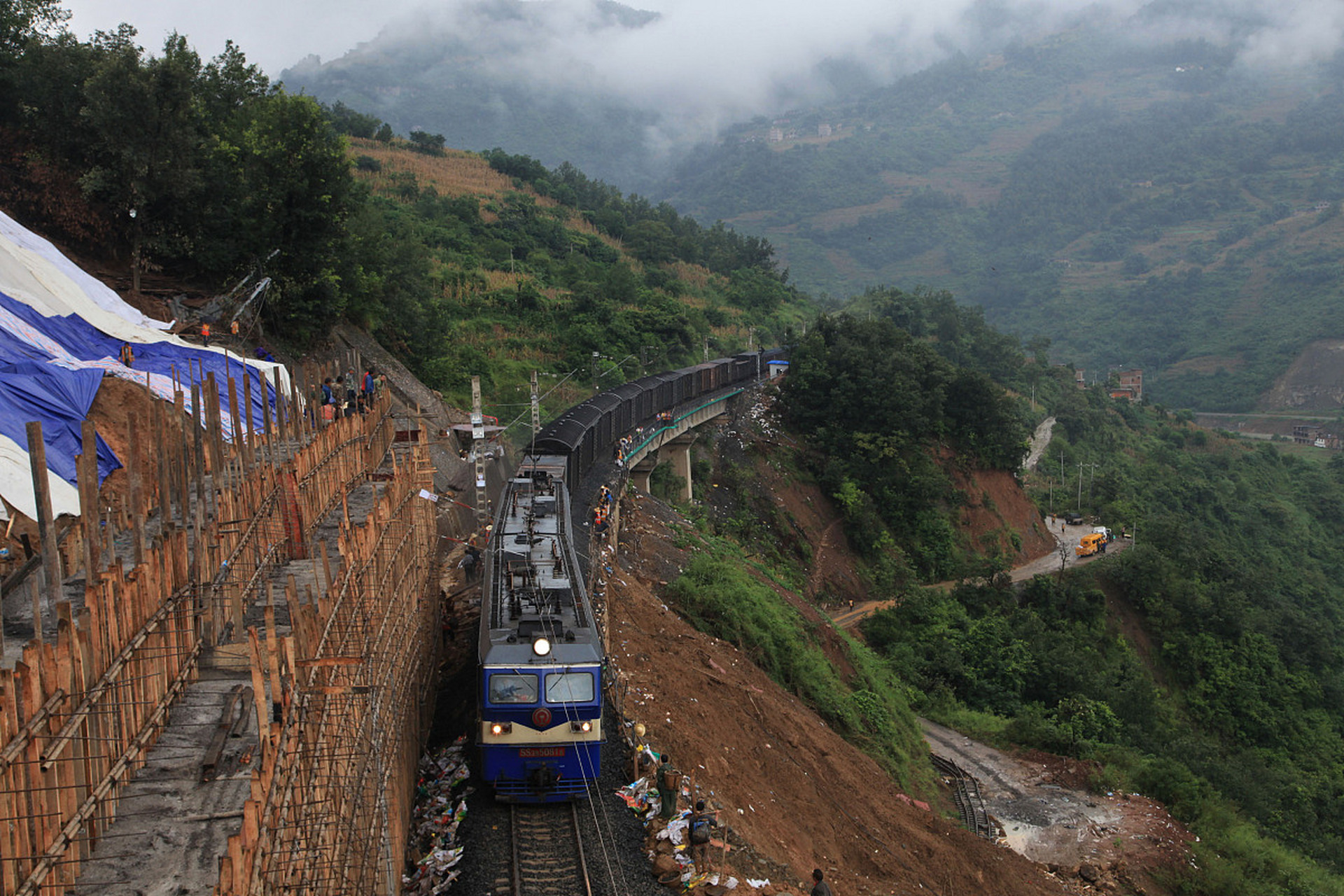 滇藏铁路丽香段今天正式开通运营 今天中午,我国《中长期铁路网规划》
