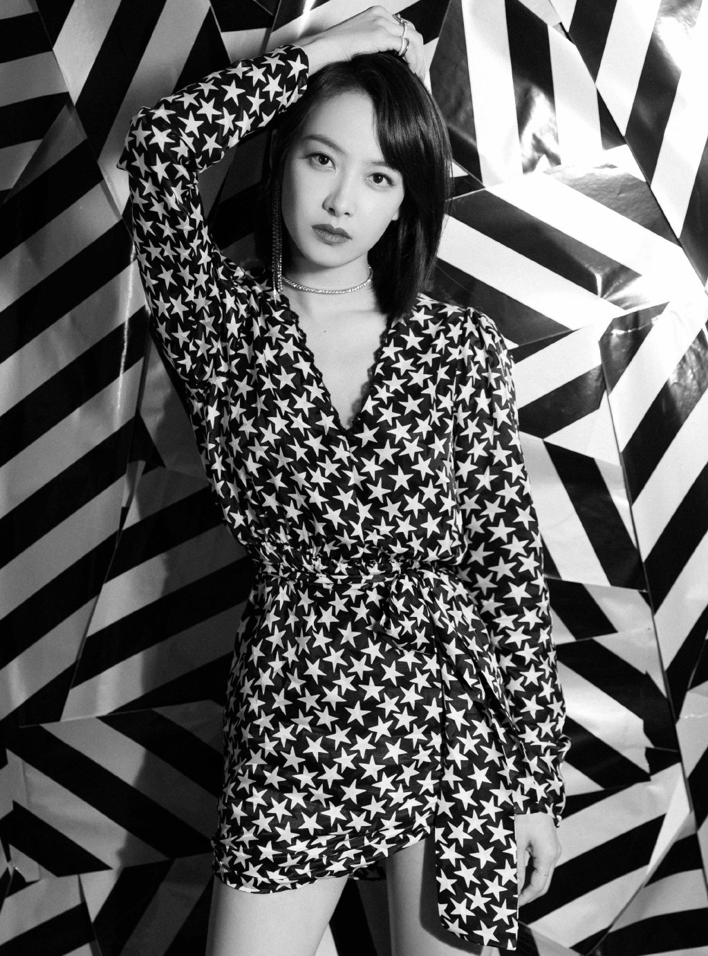 宋茜造型师厉害,复古星星裙刚到大腿,配短靴"漫画腿"强势吸睛