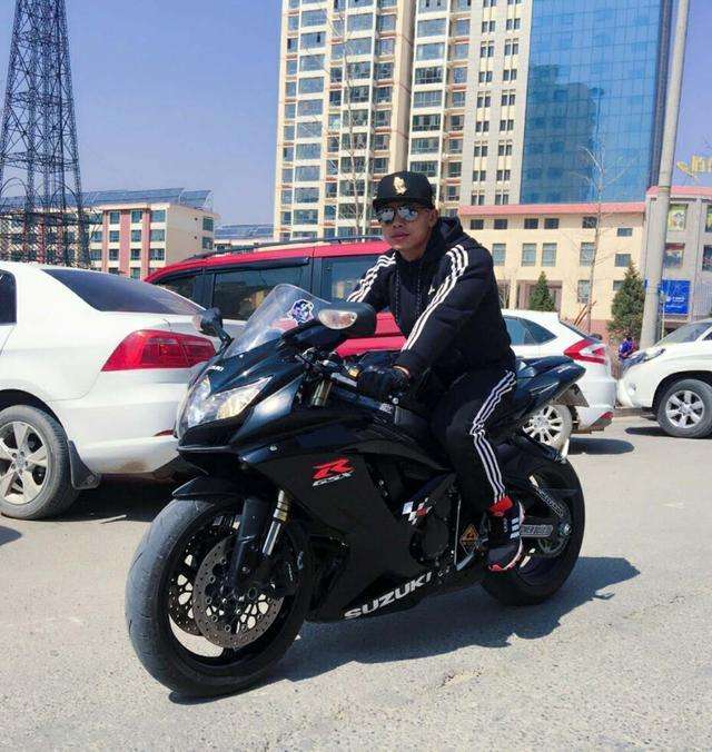 播求又买了一辆新摩托车,骑上摩托车的播求霸气十足帅气凌人!