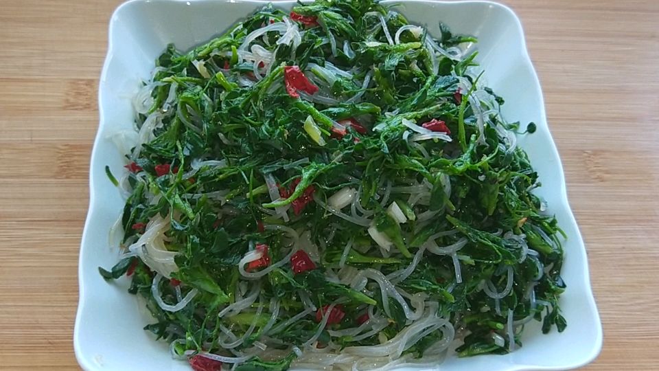 春天正是吃野菜的季节,凉拌苜蓿这样做最好吃了