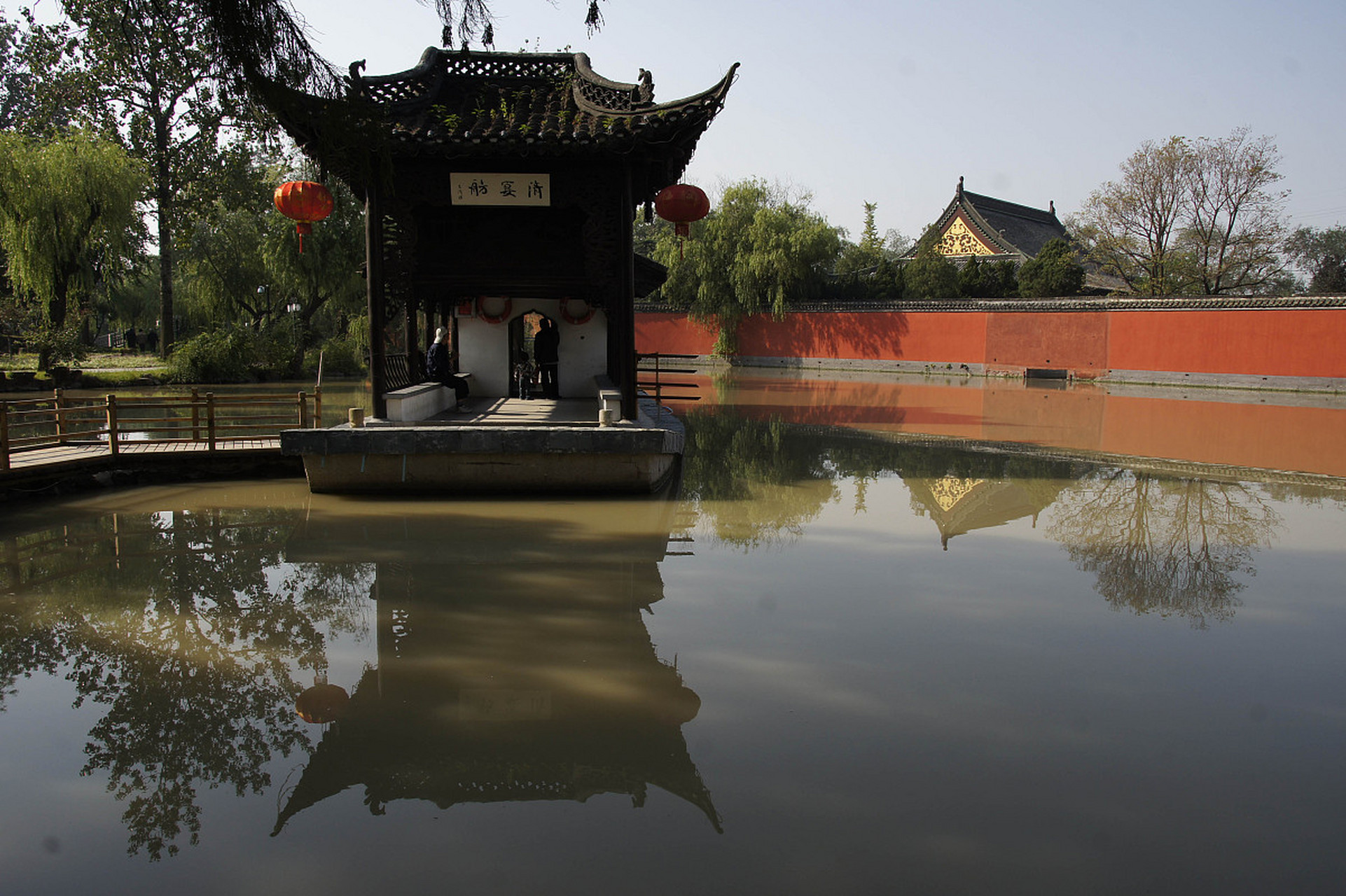 逍遥津公园以其悠久的历史,丰富的文化内涵和独特的风光而闻名.