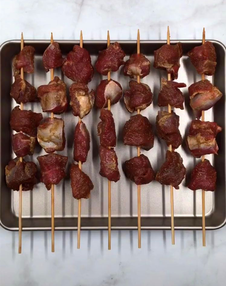 用微波炉做的羊肉串你吃过没?做法超级简单,味道杠杠的!