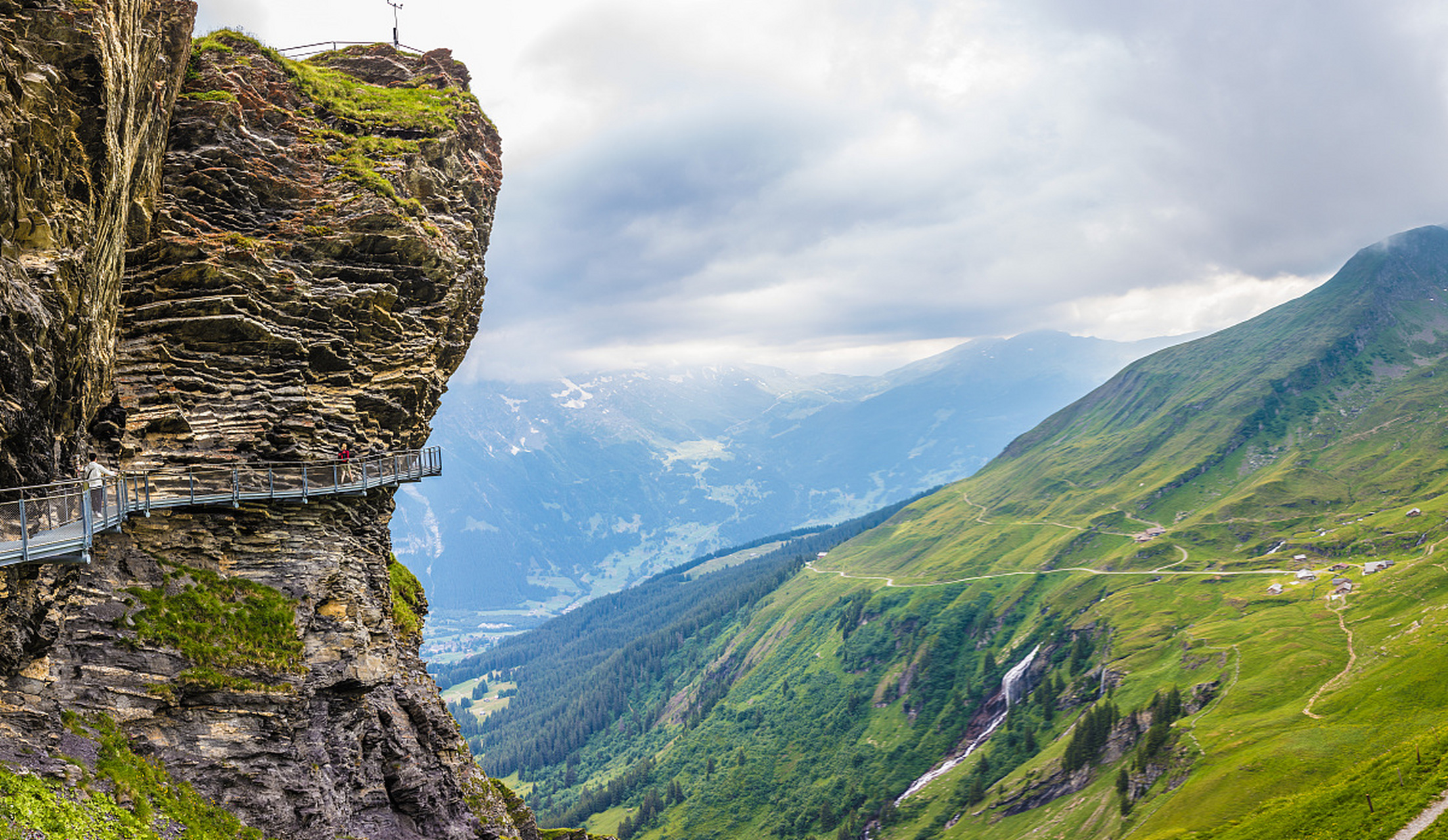阿尔卑斯山,欧洲的屋脊,优雅而壮观.山峰常年积雪,山坡林木茂盛,是滑