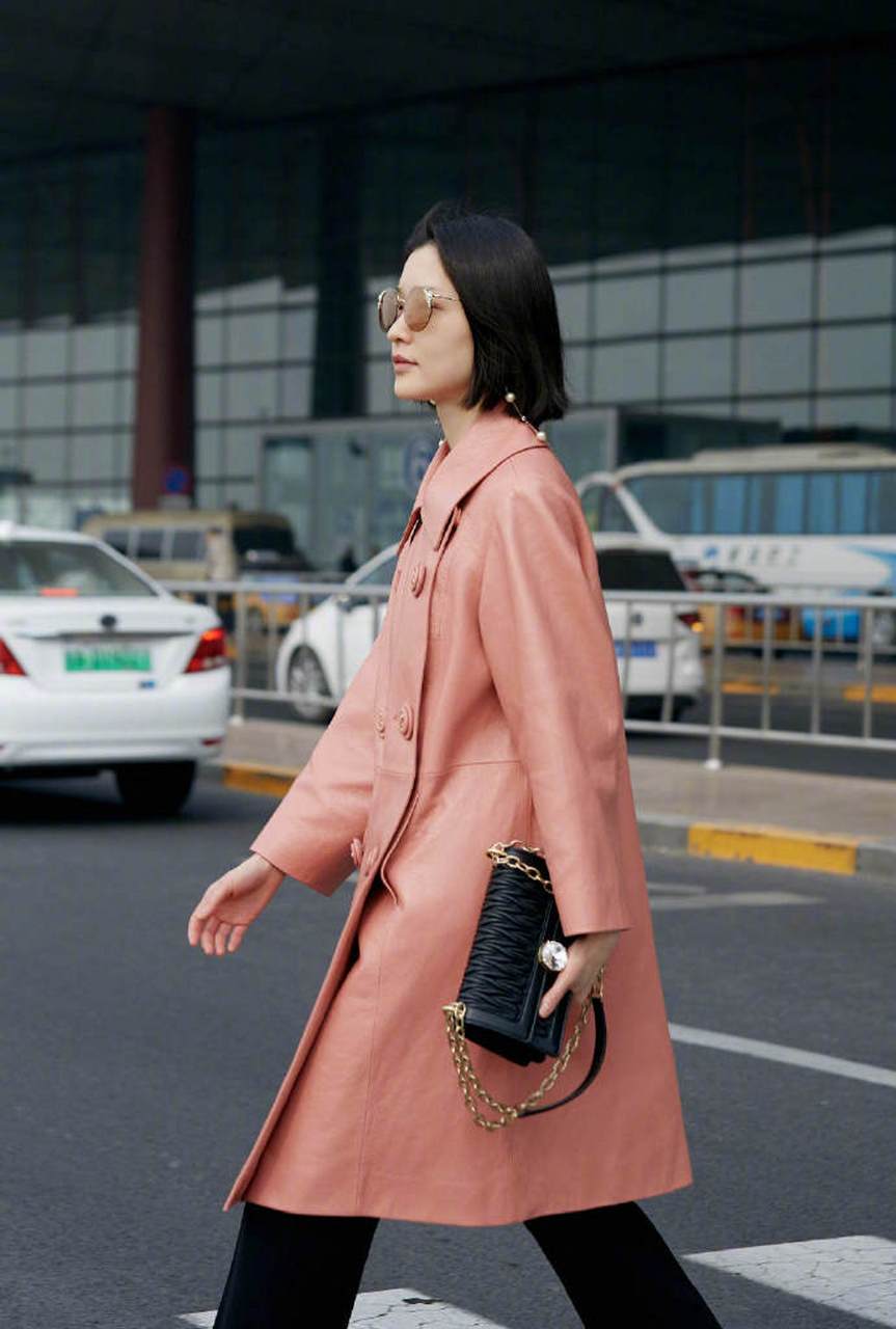 杜鹃"冰美人",留短发配太阳镜街拍太飒了,这身高让多少女生羡慕!