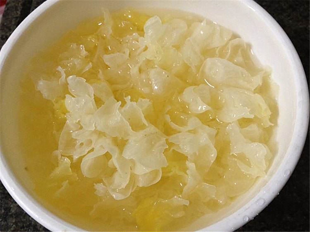 "银耳"泡发后,焯水还是直接开炖?巧厨娘教我这样做,出胶翻倍
