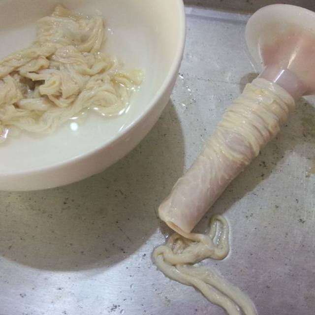 第12步,把猪小肠套在漏斗上