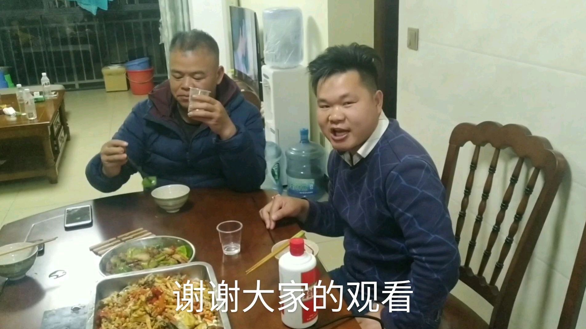 小韦夜钓得黄尾鱼 大眼鱼做黄豆焖鱼,4个人喝着小酒吃得精精有味