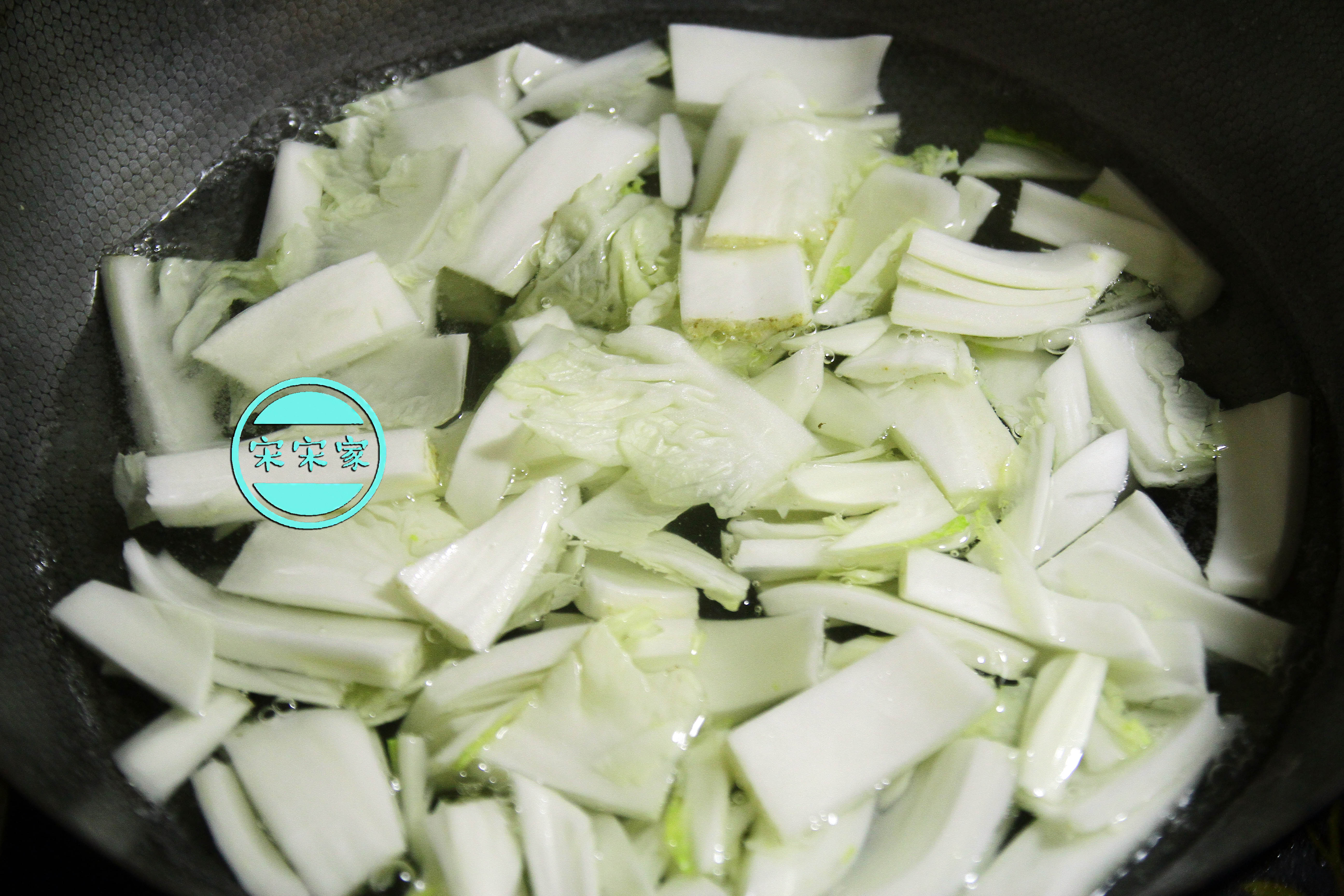 这道菜,太好吃,只用白菜帮做,菜叶影响口感,反而不受待见!