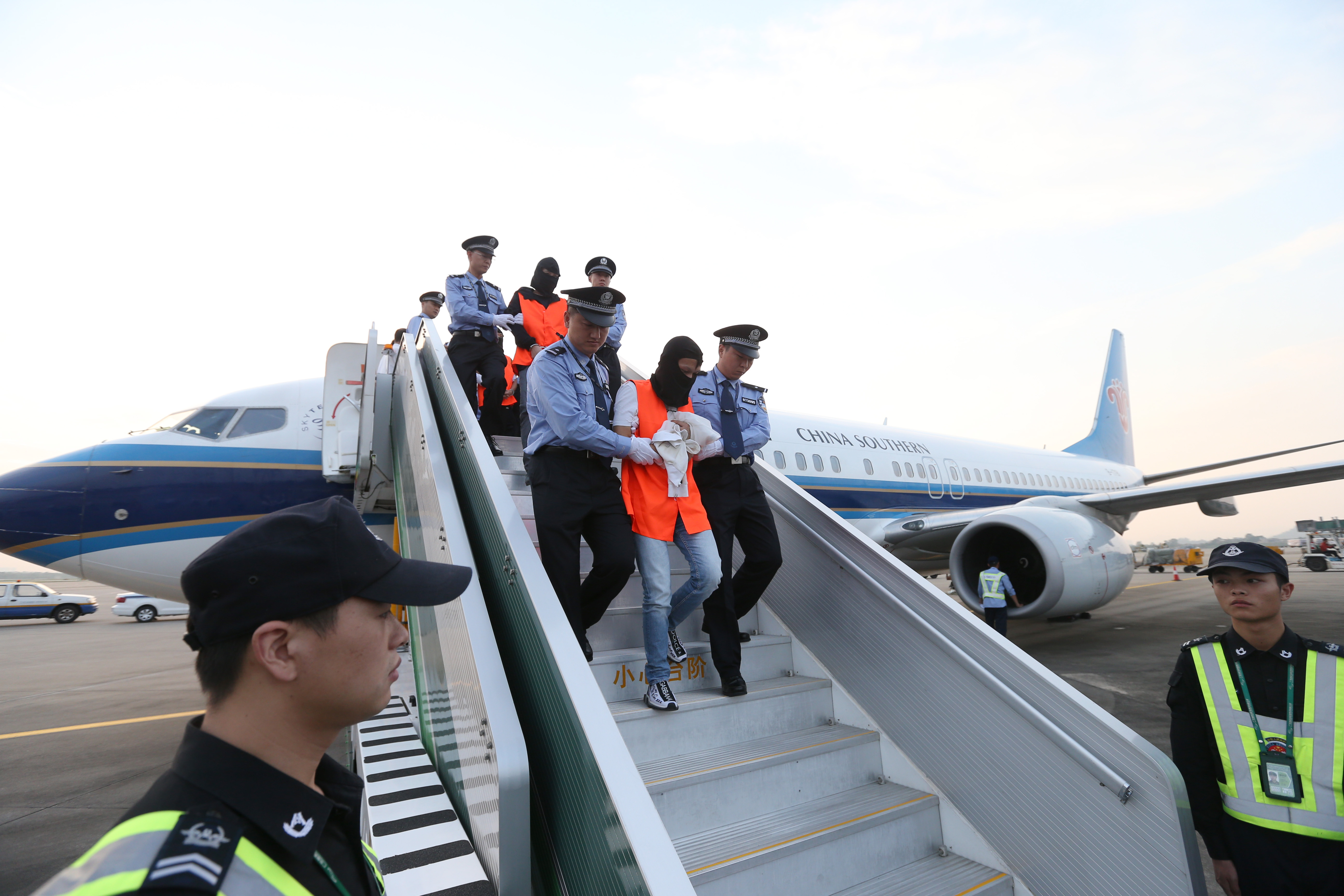 17名外逃经济犯罪嫌疑人被押解回国(3)