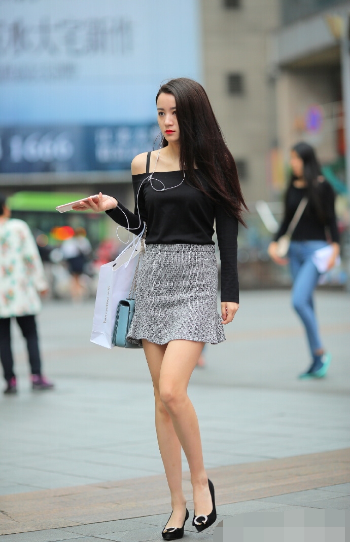 街拍成都:街头最时尚的穿搭,高挑身材,大白腿,回头率好高