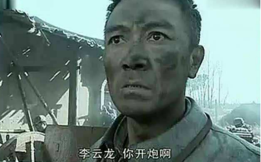 李云龙炮轰平安县城时,注意看山本的小动作,亮剑真不愧是经典!