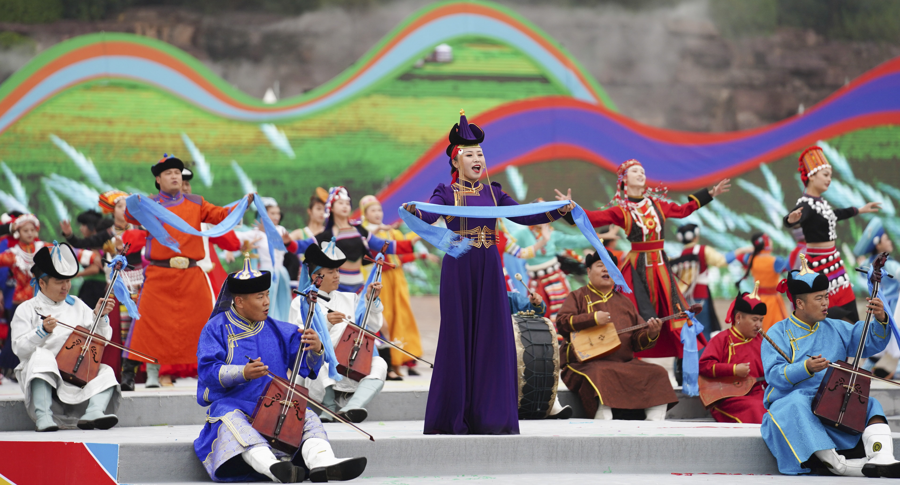 第十一届全国少数民族传统体育运动会民族大联欢活动在郑州举行(5)