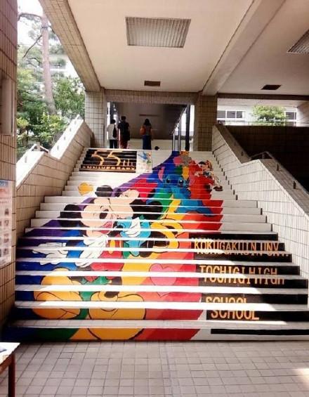 别人的学校,学园祭把楼梯画成了动漫人物,你能看出来是谁么?