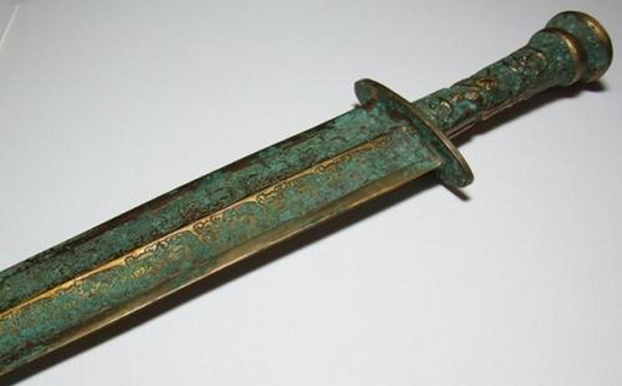 春秋晚期以后,青铜剑的制作达到成熟,"越王勾践"的故事就发生在这个