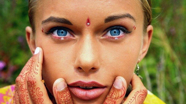 印度传统女生,为什么眉间一点红?当地人:女生要自重了