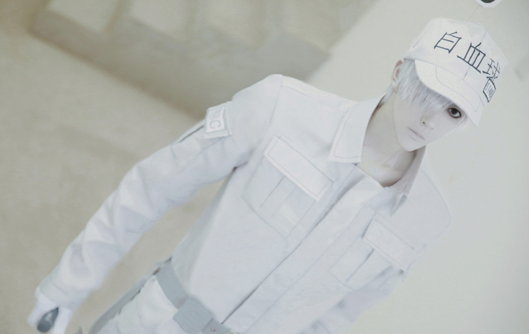 同样是男装大佬的熊祁跟八犬,同样是cos白细胞,你更喜欢哪个?