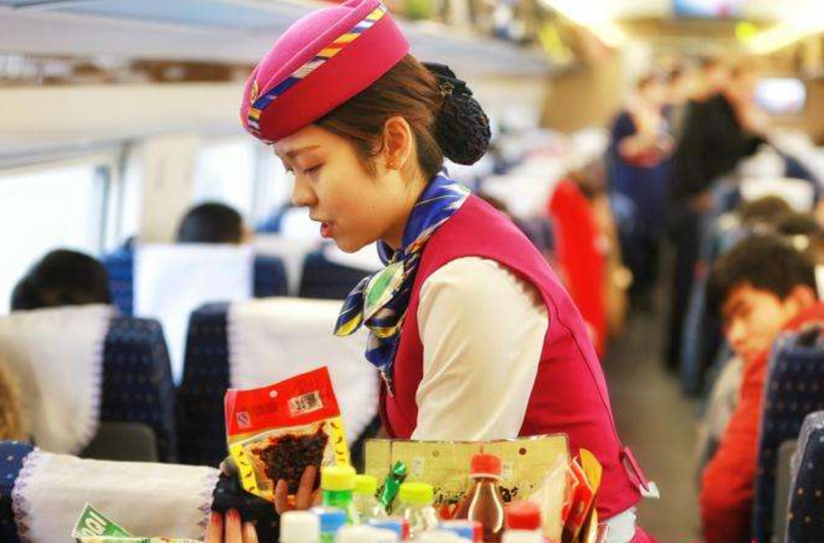 火车上的售货员,一个月能有多少工资呢?离职员工道出实情