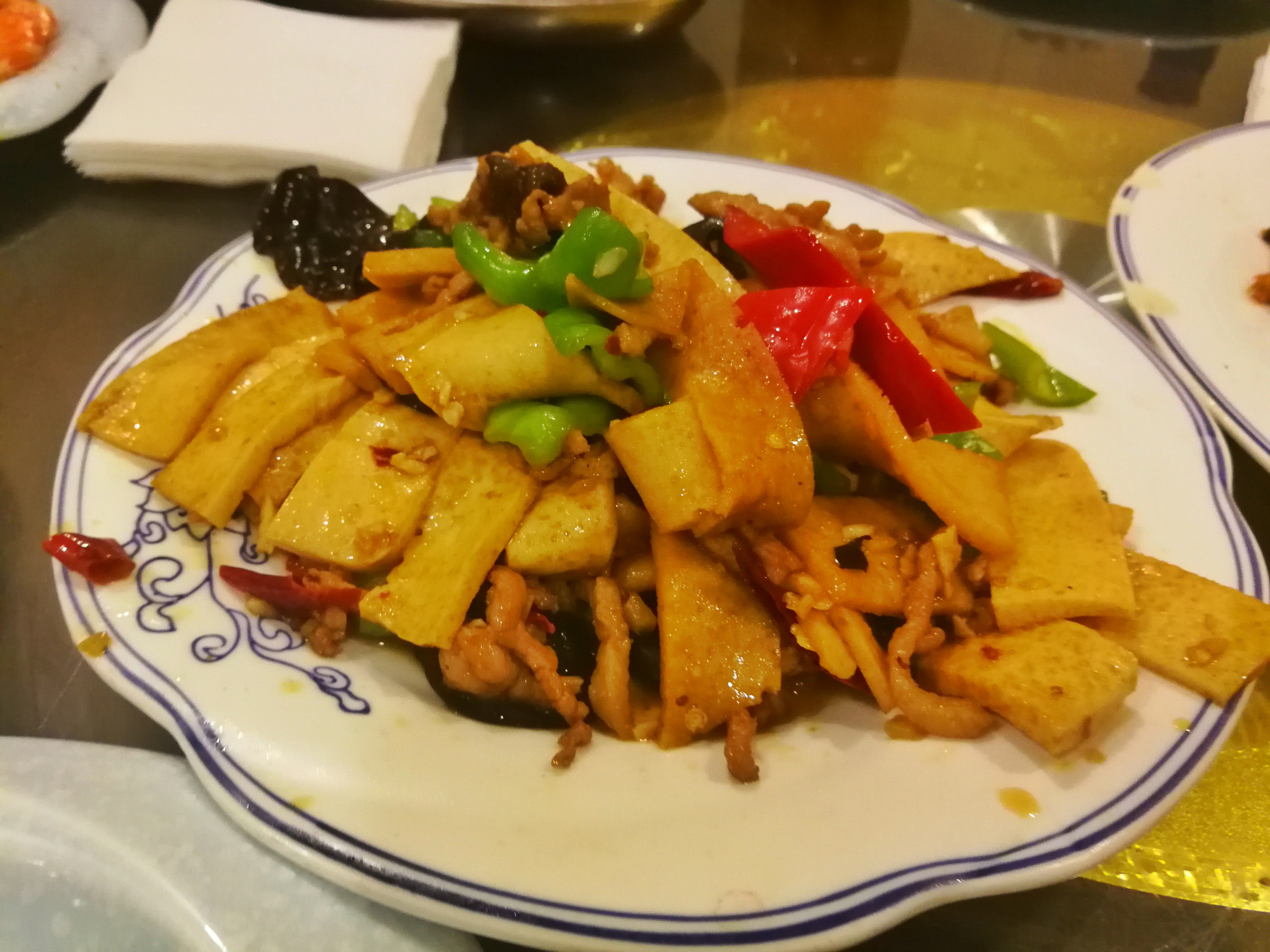 8道凉菜,15道热菜,农家院的团圆饭总花费588元,网友说:太值了