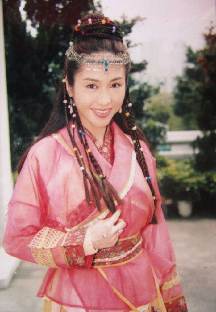 赵敏第一次女装出场:黎姿俏皮,贾静雯惊艳,她难以描述