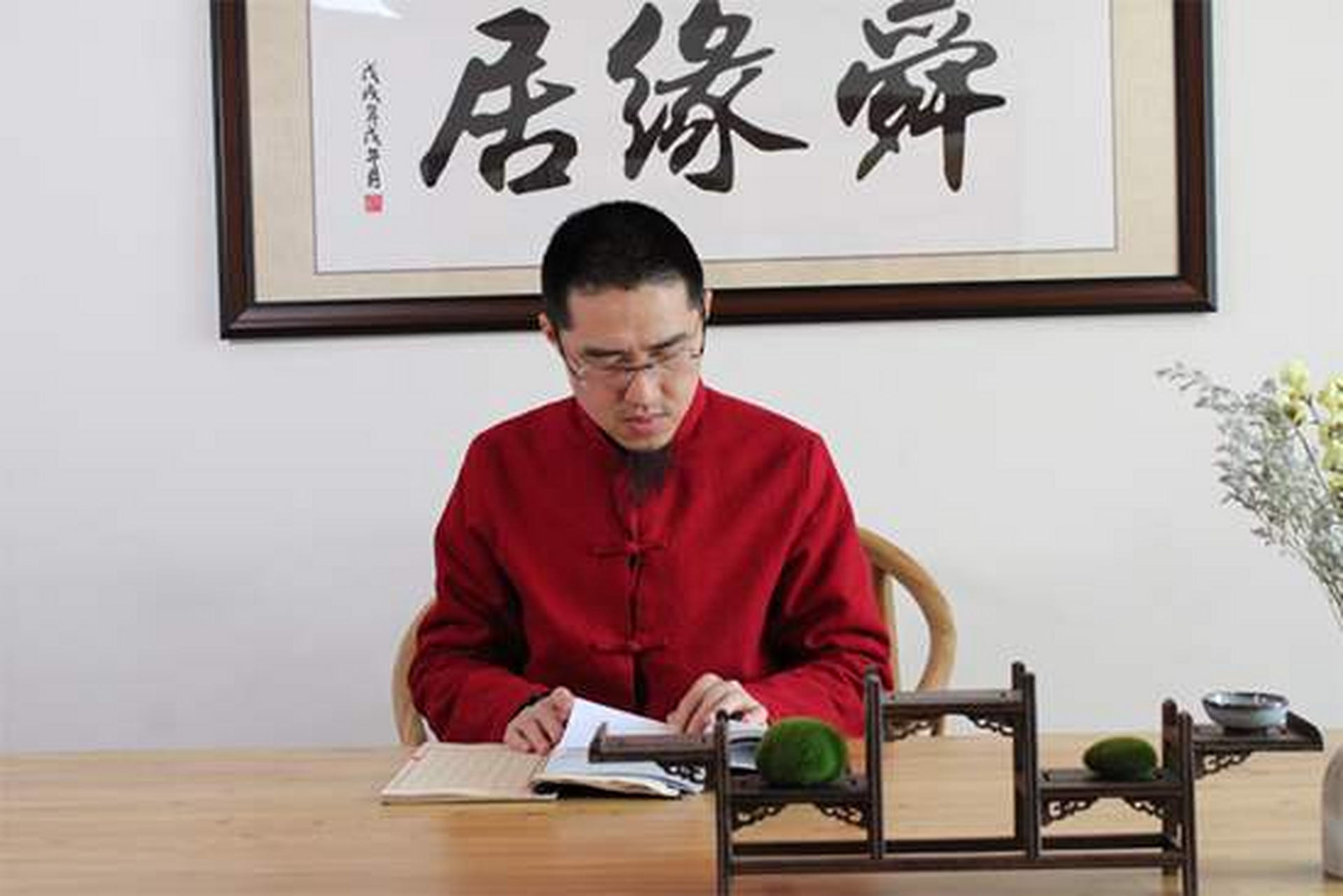 配偶星出现在年月柱,不被刑冲克合化者,早婚或适婚,出现在时柱上晚婚.