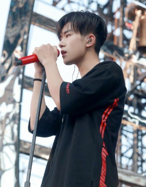 易烊千玺曝四大择偶标准 会撒娇是学霸不能太胖