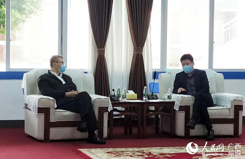 广西投资集团董事长周炼一行到蓝天航空职院调研