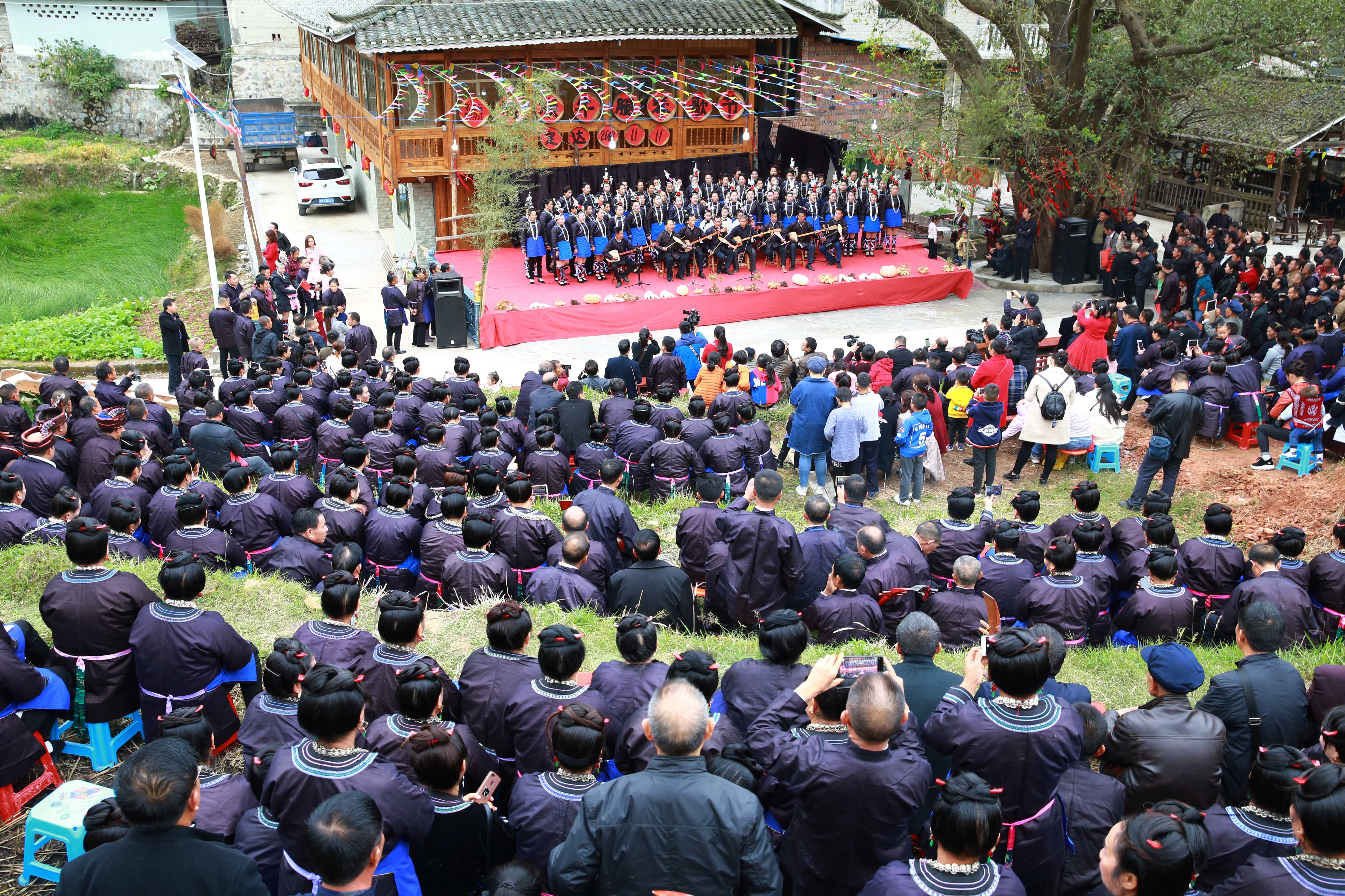 11月11日,在贵州省榕江县忠诚镇定达侗寨,村民们观看牛腿琴歌节的