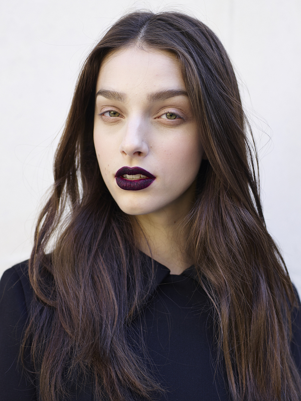 焦黑妆容:要达到焦黑妆容效果,可以使用较为深黑和较为强烈的眼妆和