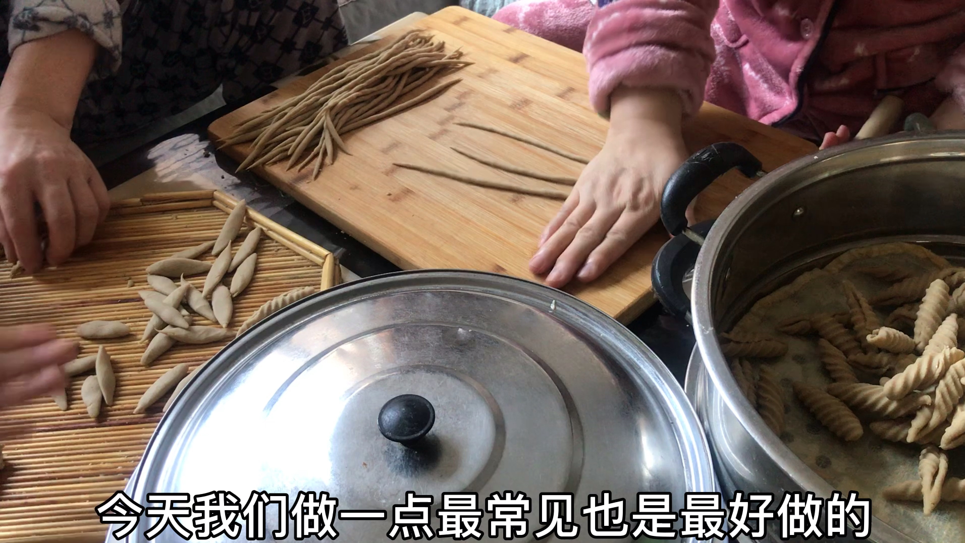 跟着爸妈学做地道的山西莜面鱼鱼,做法简单,蘸料解馋,收藏备用
