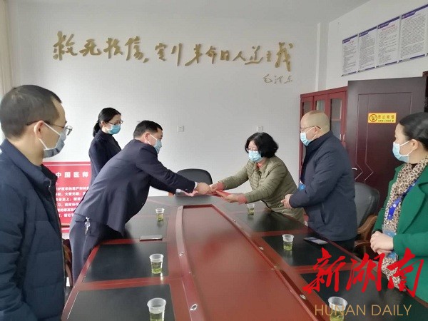 周安民慰问赴鄂医护人员家属