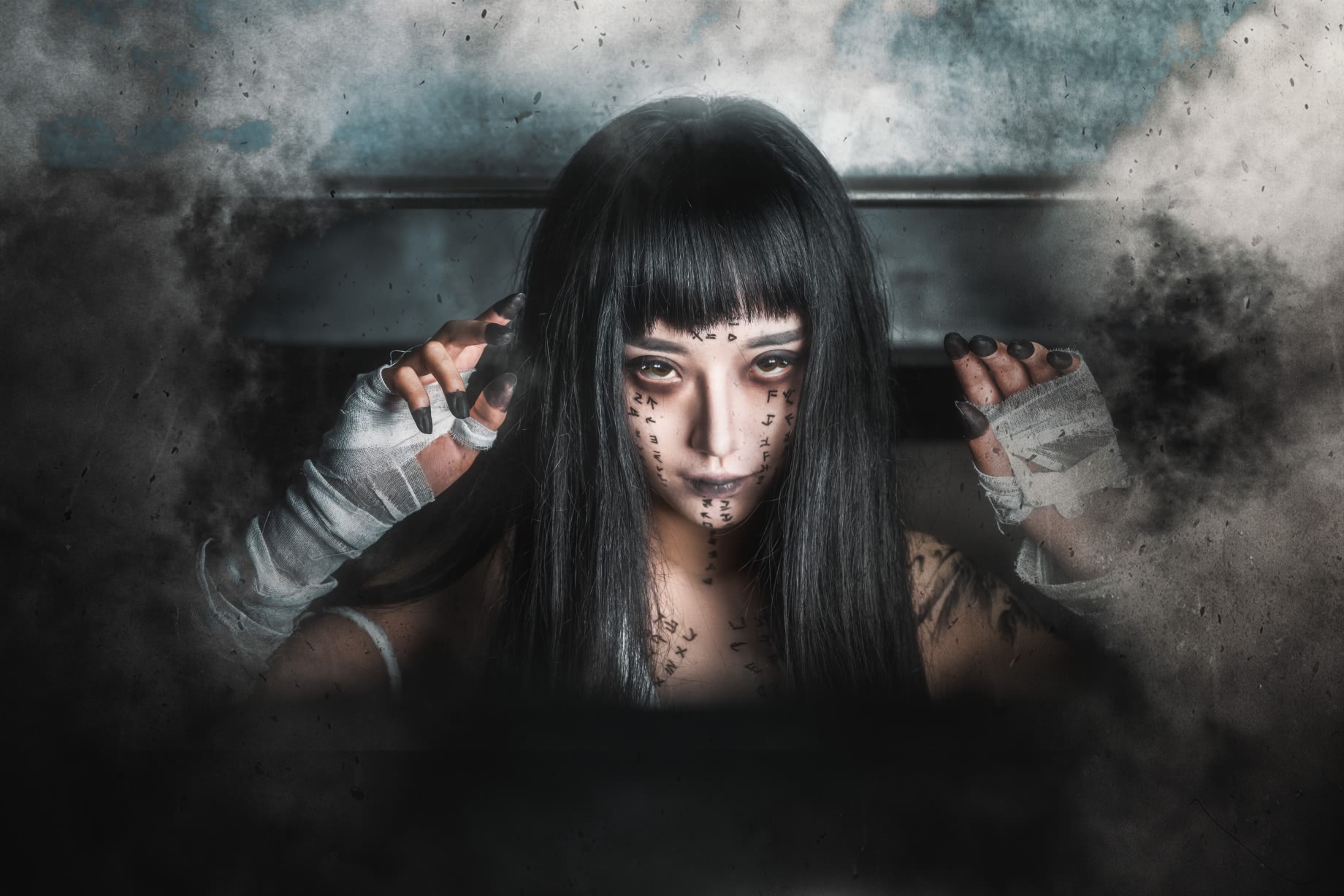 漂亮小姐姐的超恐怖角色扮演,表达对衰老与死亡的恐惧