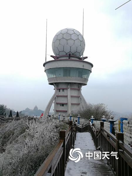 常德新一代多普勒天气雷达耸立在太阳山顶.图:彭柏池,文:文瑞珊