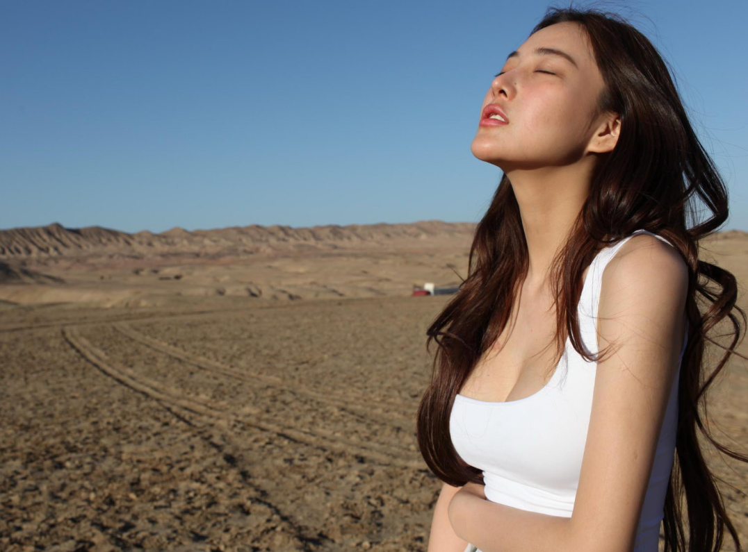 张馨予沙漠写真照,白色吊带,披散长发尽显丰满好身材!