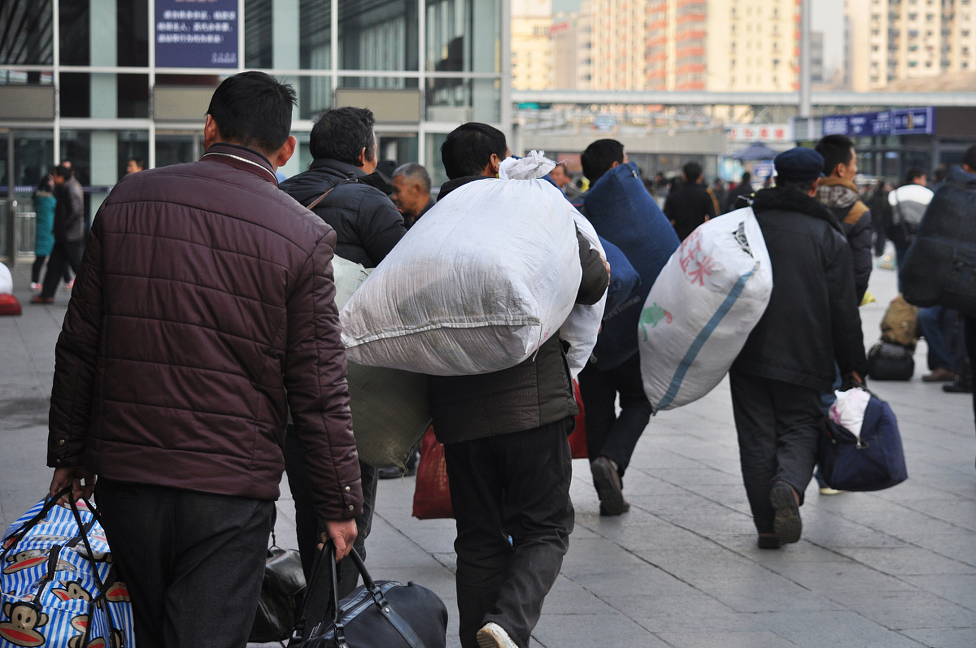 每年春运,农民工都会成为火车站一道风景,大包小包总是有很多东西要带