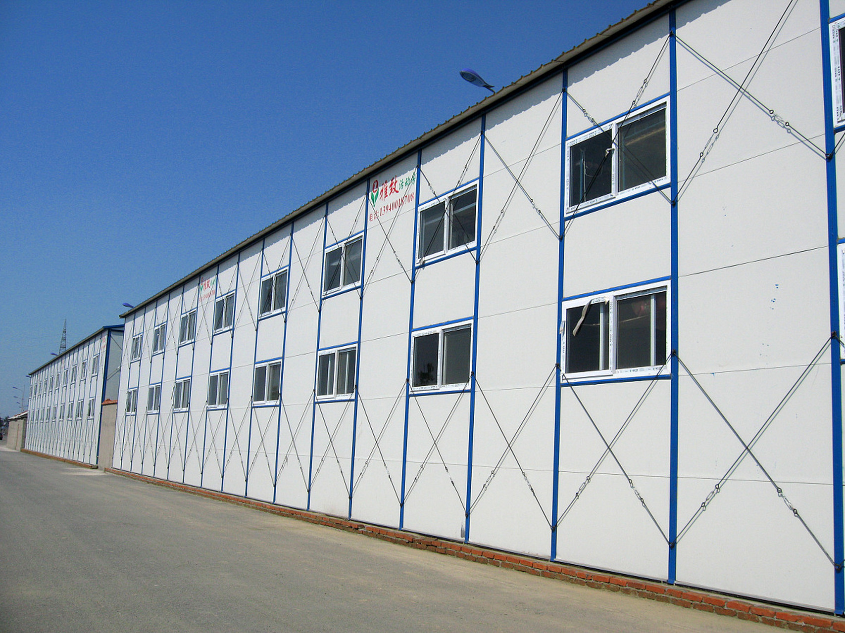 有年着火差点烧到我住的那间板房.