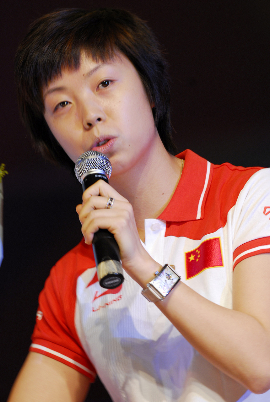 退役后,张怡宁定居于中国香港并偶尔作为乒乓球解说员亮相.