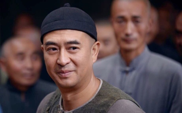 《白鹿原》48岁张嘉译,大器晚成,因伤走路直不起腰