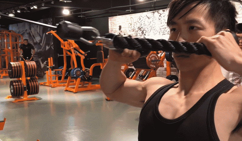 3个动作,暴虐你的肩膀,让你的肩膀开始变身,长满肌肉